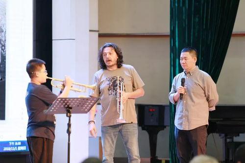 世界小号大师演奏视频