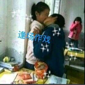 小学生接吻早恋视频,小学生接吻视频引发早恋关注